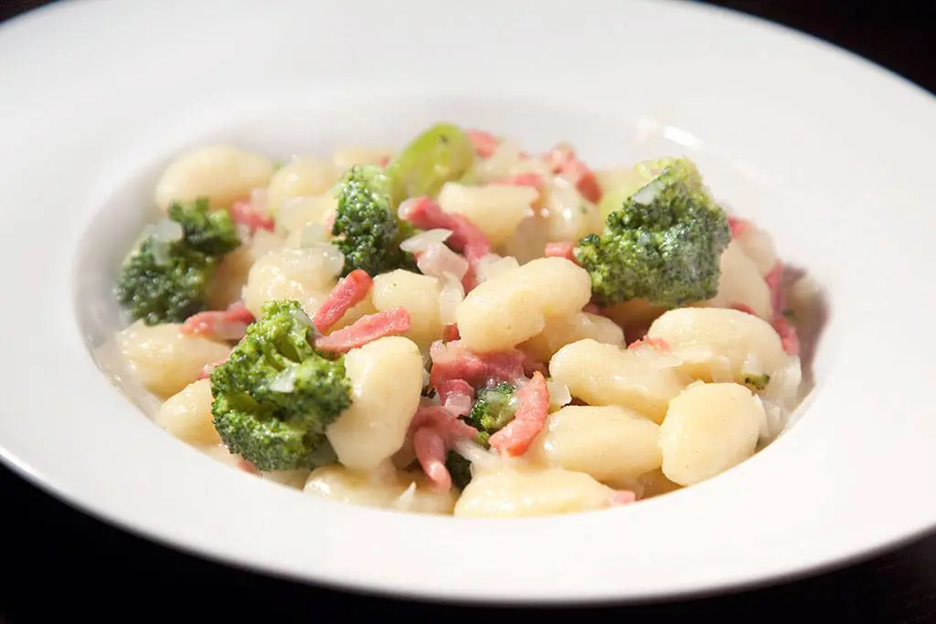 Gnocchi met spekjes en broccoli