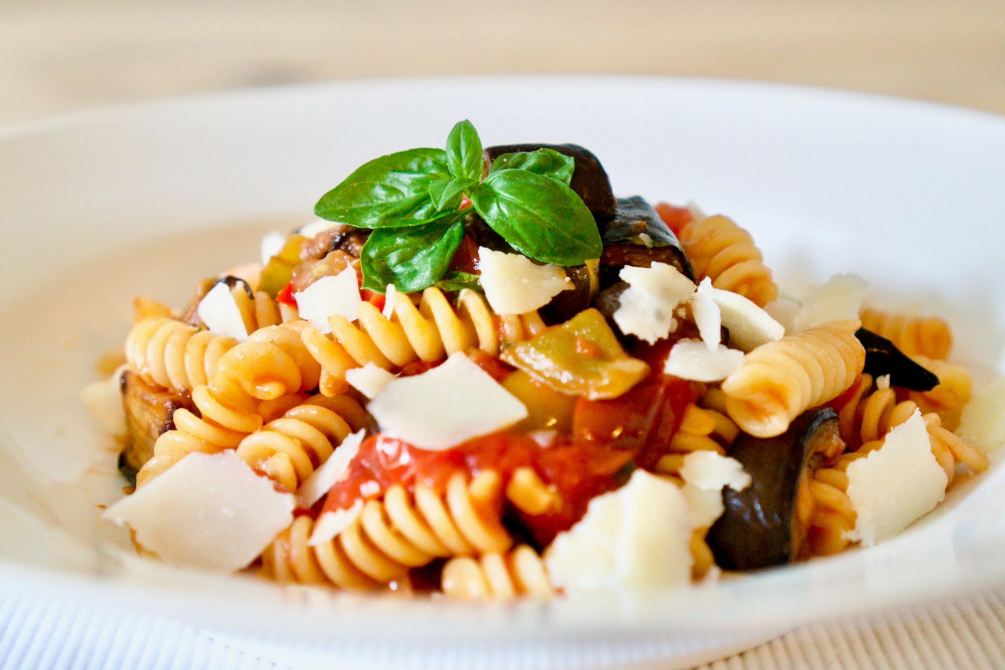 Pasta alla Norma met zachte aubergine uit de oven - Paolo's Foodblog
